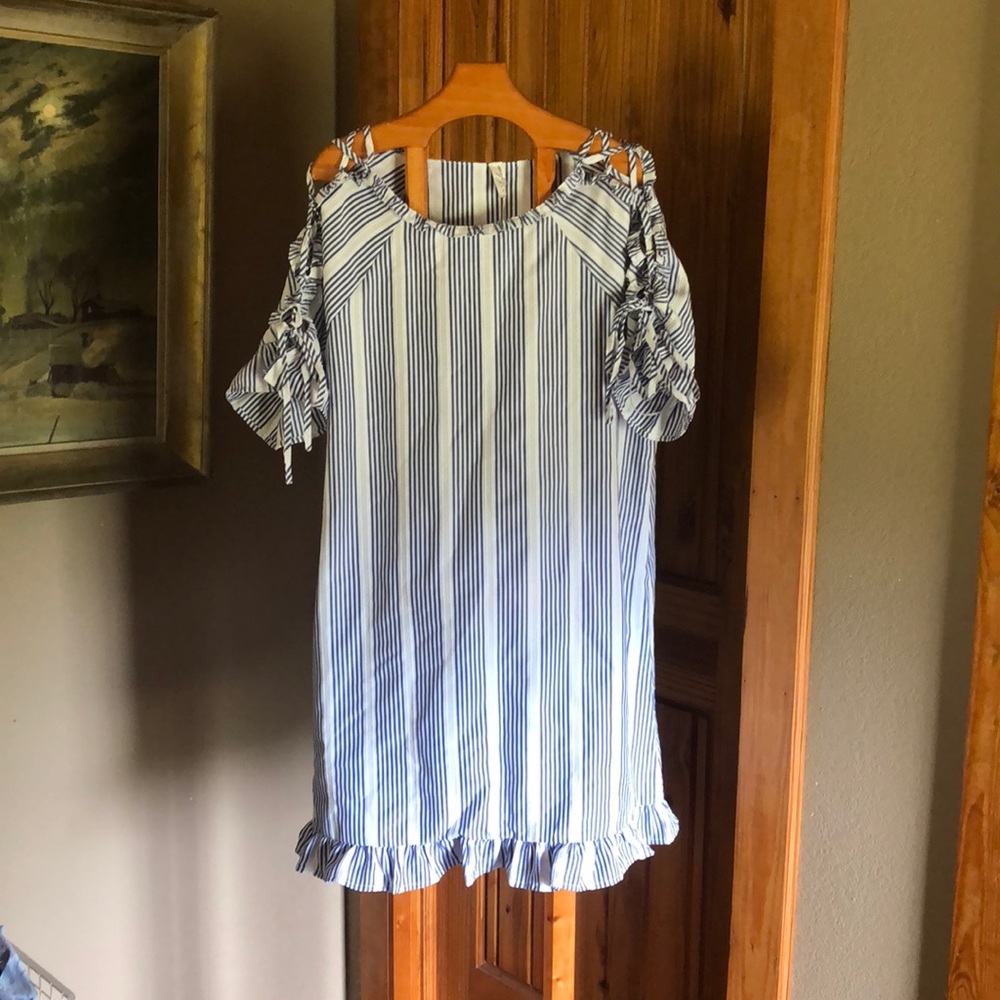 Peek a boo shoulder boutique dress.